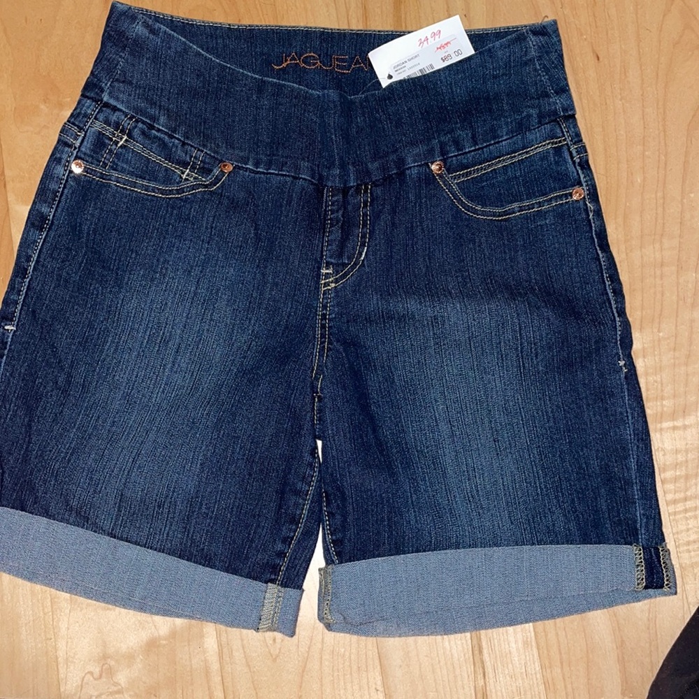 Jag, pull on shorts.